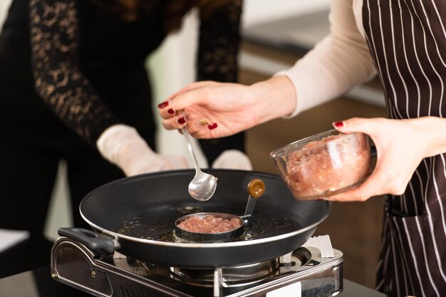 Zbliżenie na gotujące dłonie